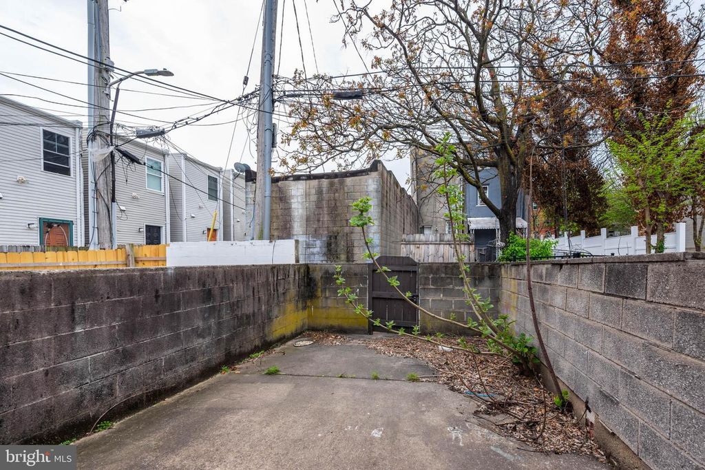 Image 17 of property listing at 204 N PORT ST, Baltimore, MD 21224