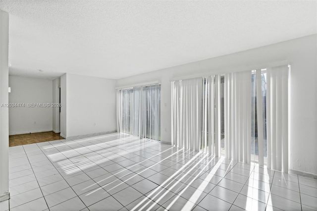 15460 SW 82nd Ln 404, Miami, FL 33193