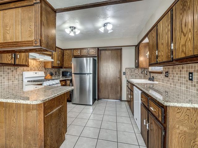 9812 S Hillcrest Drive, Oklahoma City, OK 73159