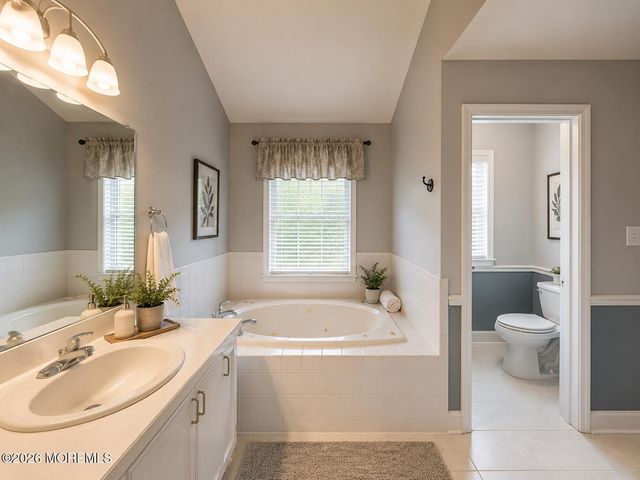 19 Painted Wagon Road 100, Holmdel, NJ 07733