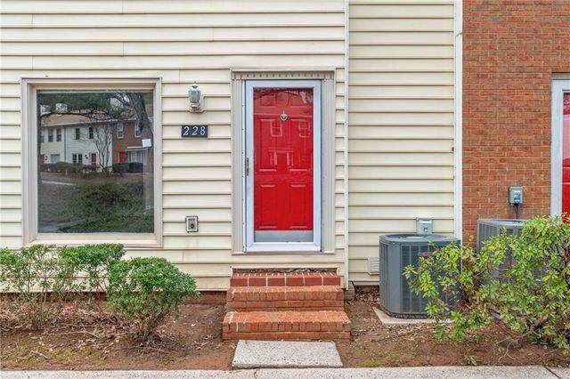 228 Chads Ford Way, Roswell, GA 30076