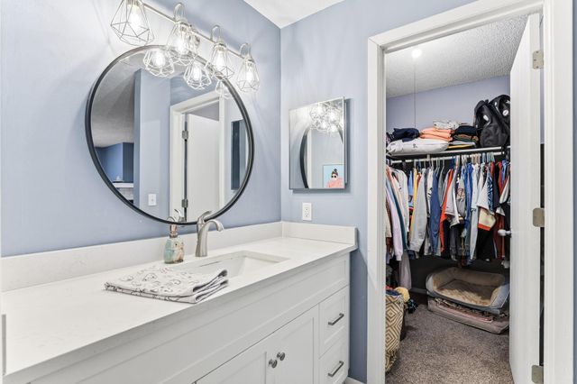 5407 W Brenner Pass, Fridley, MN 55432