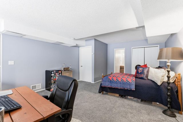 5407 W Brenner Pass, Fridley, MN 55432