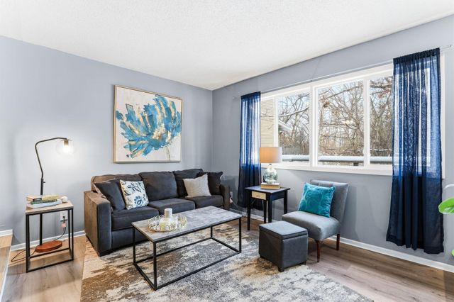 5407 W Brenner Pass, Fridley, MN 55432