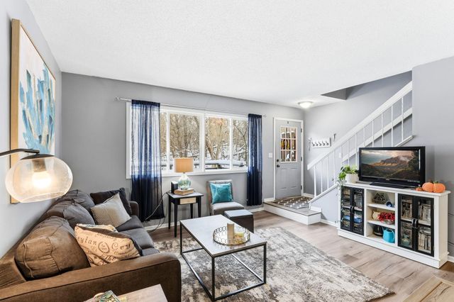 5407 W Brenner Pass, Fridley, MN 55432