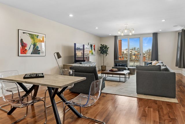 1460 W Byron Street, Chicago, IL 60613