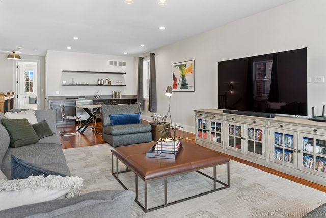 1460 W Byron Street, Chicago, IL 60613