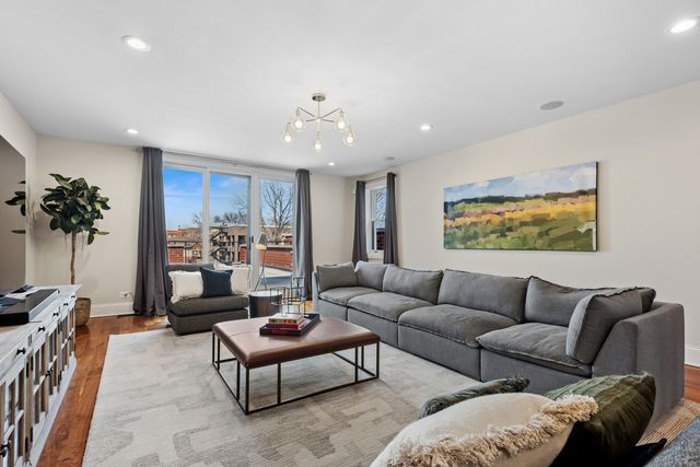 1460 W Byron Street, Chicago, IL 60613