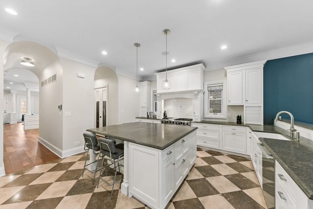 1460 W Byron Street, Chicago, IL 60613