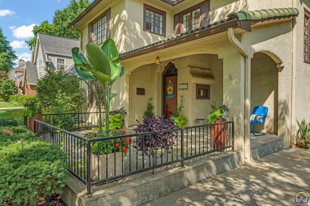 1321 SW Pembroke LN, Topeka, KS 66604