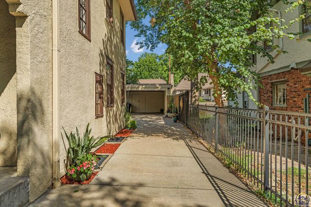 1321 SW Pembroke LN, Topeka, KS 66604