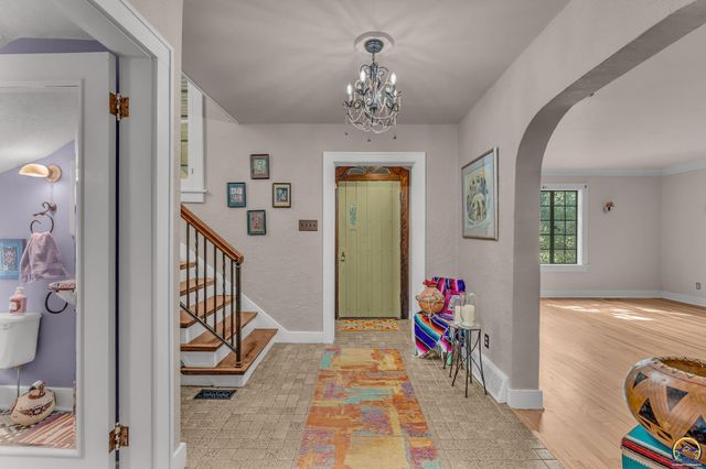 1321 SW Pembroke LN, Topeka, KS 66604