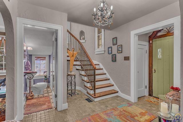 1321 SW Pembroke LN, Topeka, KS 66604