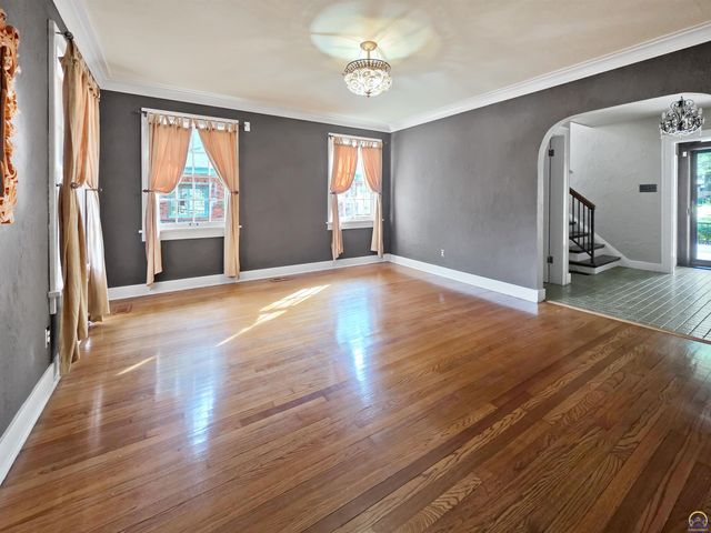 1321 SW Pembroke LN, Topeka, KS 66604