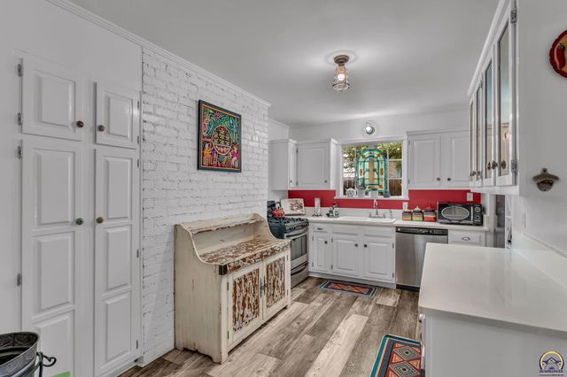 1321 SW Pembroke LN, Topeka, KS 66604