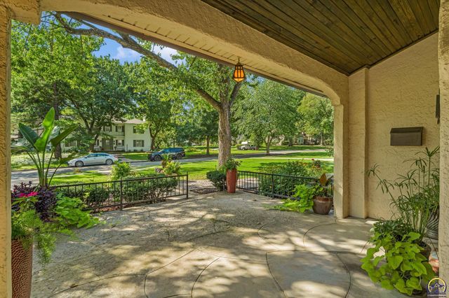 1321 SW Pembroke LN, Topeka, KS 66604