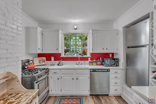 1321 SW Pembroke LN, Topeka, KS 66604
