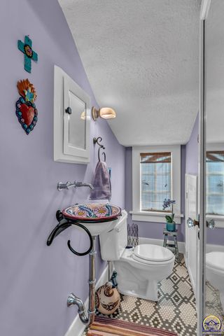 1321 SW Pembroke LN, Topeka, KS 66604