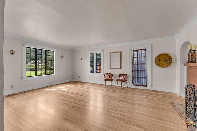 1321 SW Pembroke LN, Topeka, KS 66604