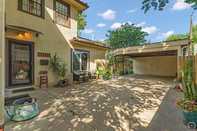 1321 SW Pembroke LN, Topeka, KS 66604