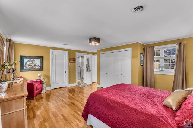 1321 SW Pembroke LN, Topeka, KS 66604