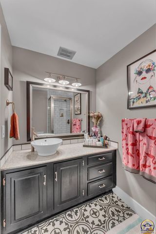 1321 SW Pembroke LN, Topeka, KS 66604