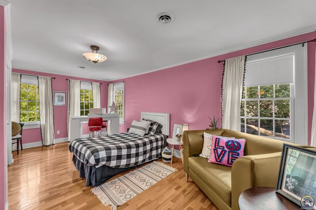 1321 SW Pembroke LN, Topeka, KS 66604