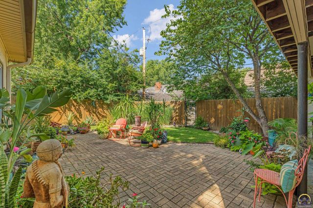 1321 SW Pembroke LN, Topeka, KS 66604