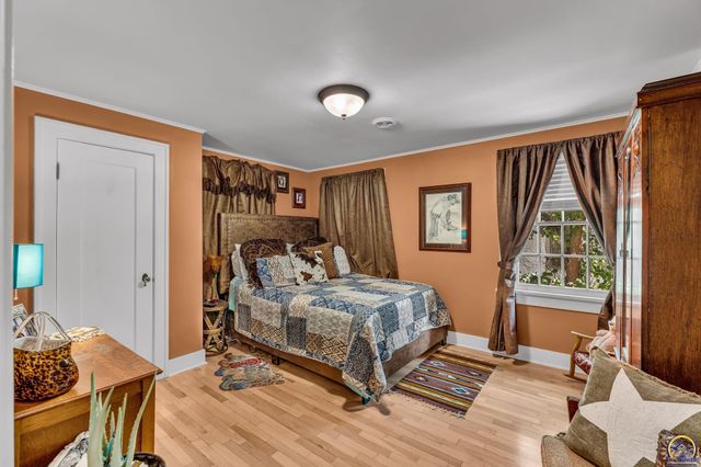 1321 SW Pembroke LN, Topeka, KS 66604