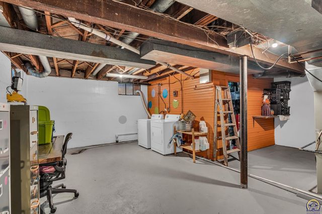 1321 SW Pembroke LN, Topeka, KS 66604