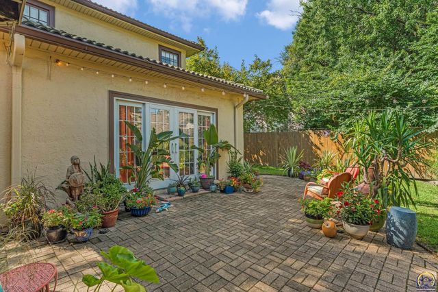 1321 SW Pembroke LN, Topeka, KS 66604