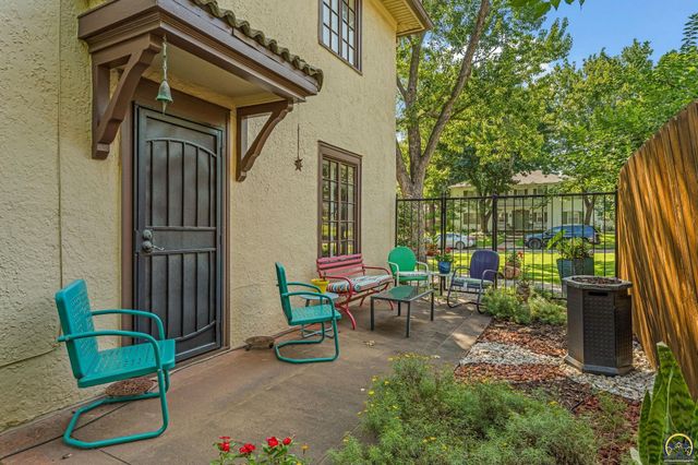 1321 SW Pembroke LN, Topeka, KS 66604