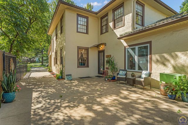 1321 SW Pembroke LN, Topeka, KS 66604
