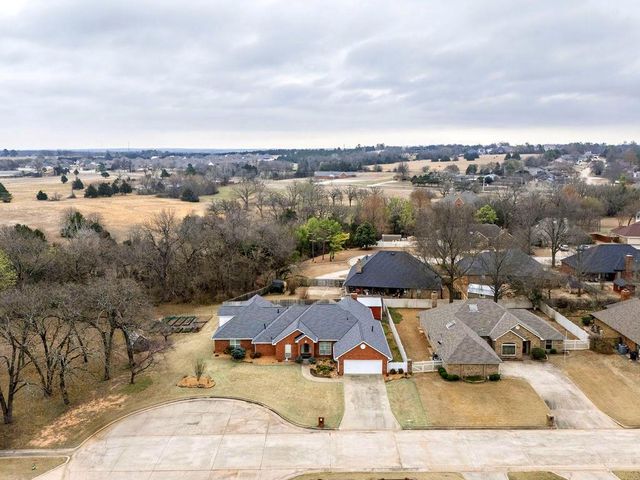 9 Castle Creek Place, Shawnee, OK 74804