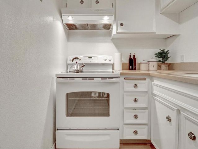 2860 N Los Felices Road 206, Palm Springs, CA 92262