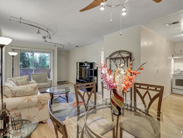 2860 N Los Felices Road 206, Palm Springs, CA 92262