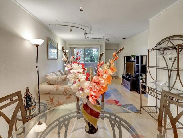 2860 N Los Felices Road 206, Palm Springs, CA 92262