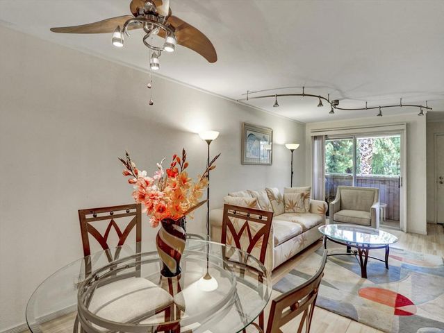2860 N Los Felices Road 206, Palm Springs, CA 92262