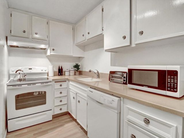2860 N Los Felices Road 206, Palm Springs, CA 92262