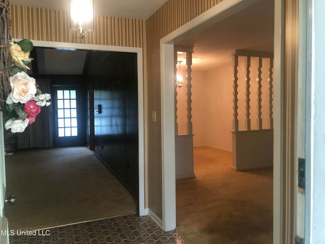 1534 Tracewood Drive, Jackson, MS 39211