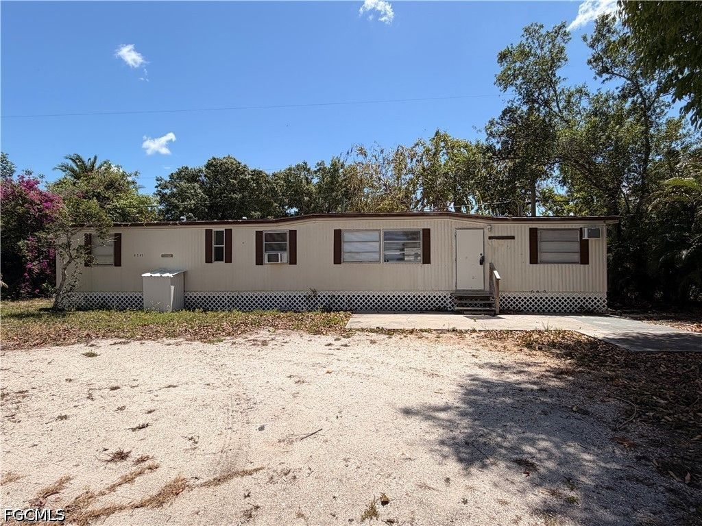 8205 Suncoast DR, North Fort Myers, FL 33917
