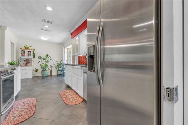 207 Walnut Way, Euless, TX 76039