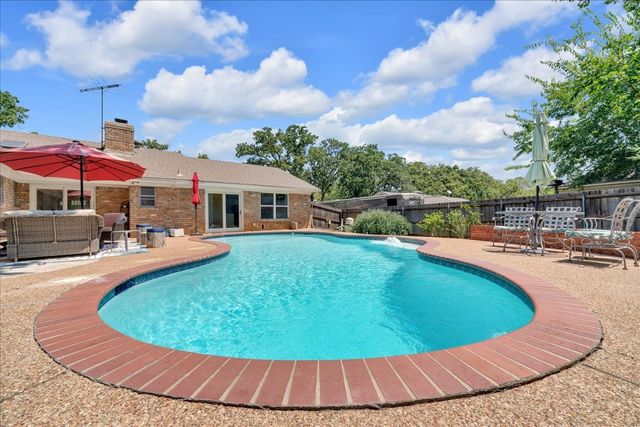 207 Walnut Way, Euless, TX 76039