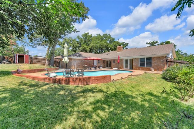 207 Walnut Way, Euless, TX 76039