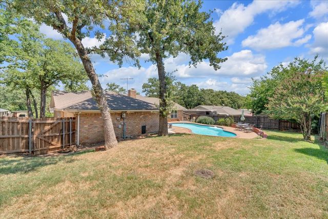 207 Walnut Way, Euless, TX 76039