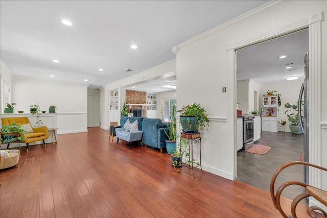 207 Walnut Way, Euless, TX 76039