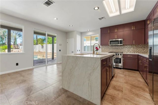 976 Hemingway, Corona, CA 92878