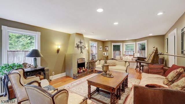 35 Woodledge Rd, Watchung Boro, NJ 07069