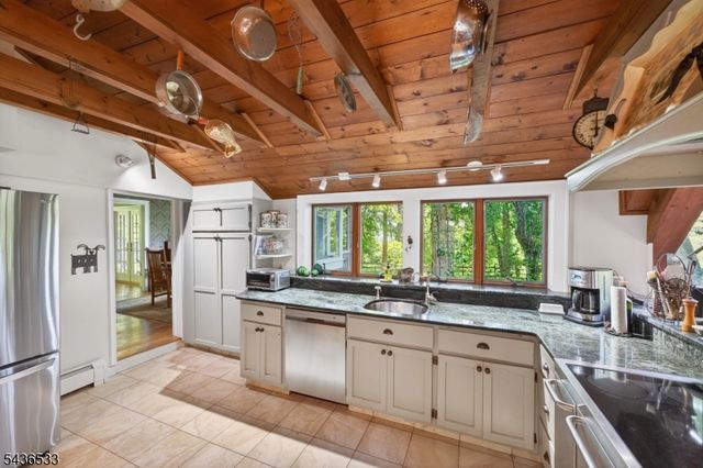 35 Woodledge Rd, Watchung Boro, NJ 07069