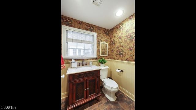 35 Woodledge Rd, Watchung Boro, NJ 07069